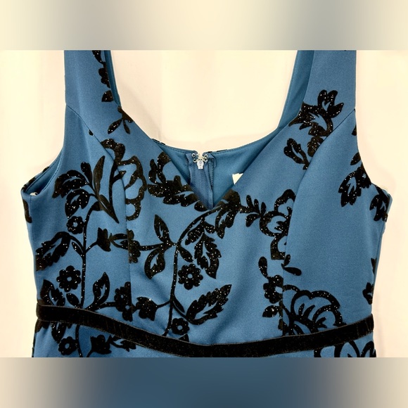 Francesca’s Sleeveless Mini Dress In Blue w/ Velvety Black Floral Design Size S - Picture 4 of 7